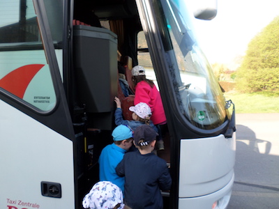 Kinder besteigen einen Bus