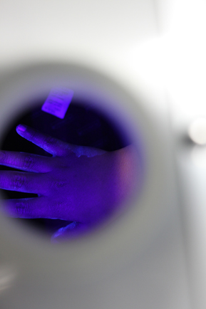 Blick auf eine Hand unter UV-Licht