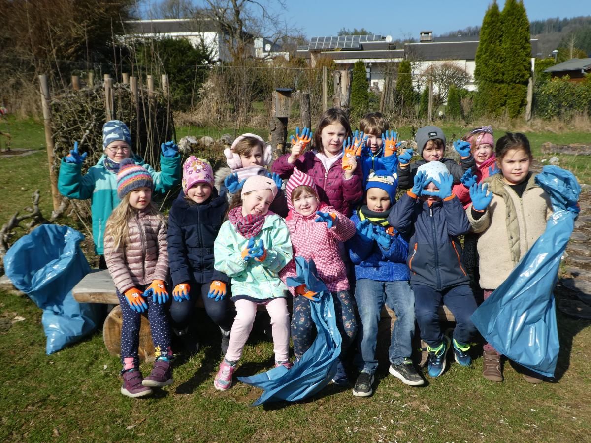 Kinder Gruppenbild mit Müllsack und Gummihandschuhen